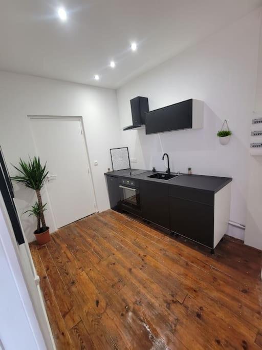 Appartement De Charme Avec Tomettes Et Parquet Graulhet Luaran gambar